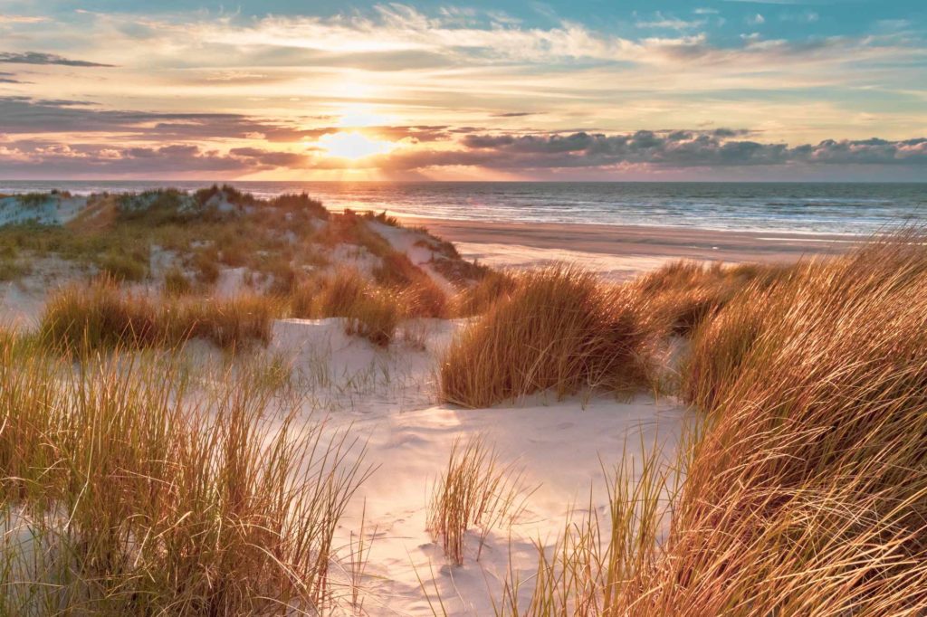 Blick auf den Sonnenuntergang von der Düne über der Nordsee von der Insel Ameland, Friesland, Niederlande