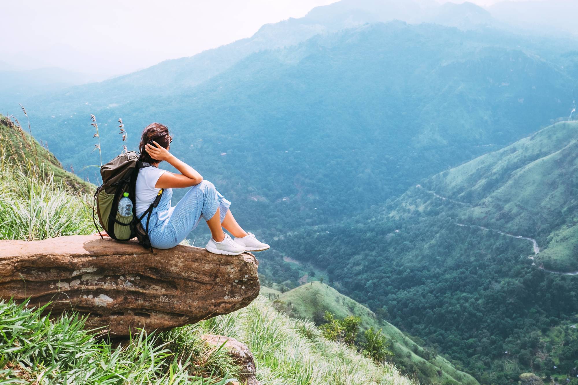 Tourist Frau genießen mit schöner Aussicht auf Berge und Tal in Ella, Sri Lanka, Little Adam Peak