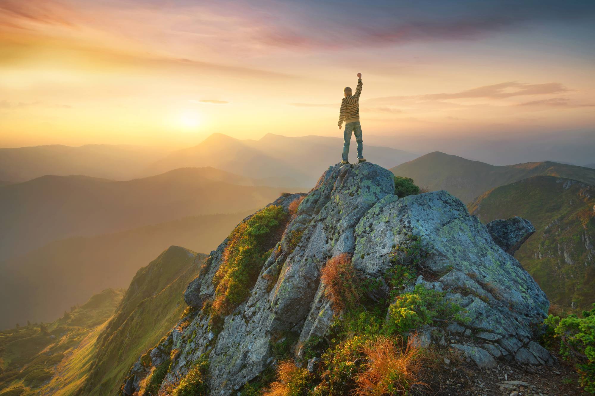 Tourist auf dem Gipfel der hohen Felsen. Sport- und Aktivlebenkonzept