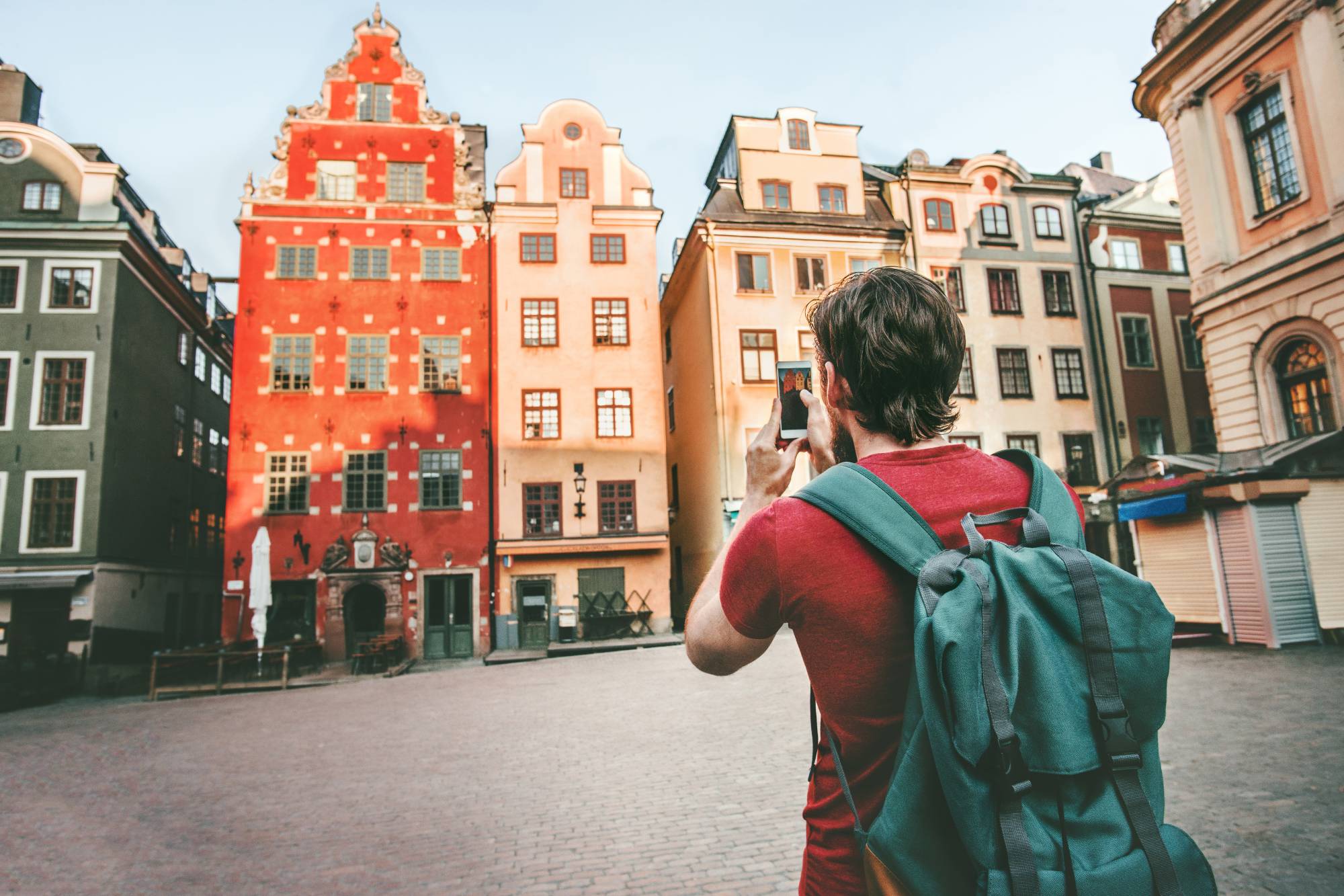 Mann touristische Sightseeing Stockholm Stadt Gamla Stan Wahrzeichen Reisen Lifestyle Mädchen Foto per Smartphone Europa Reise Sommerferien